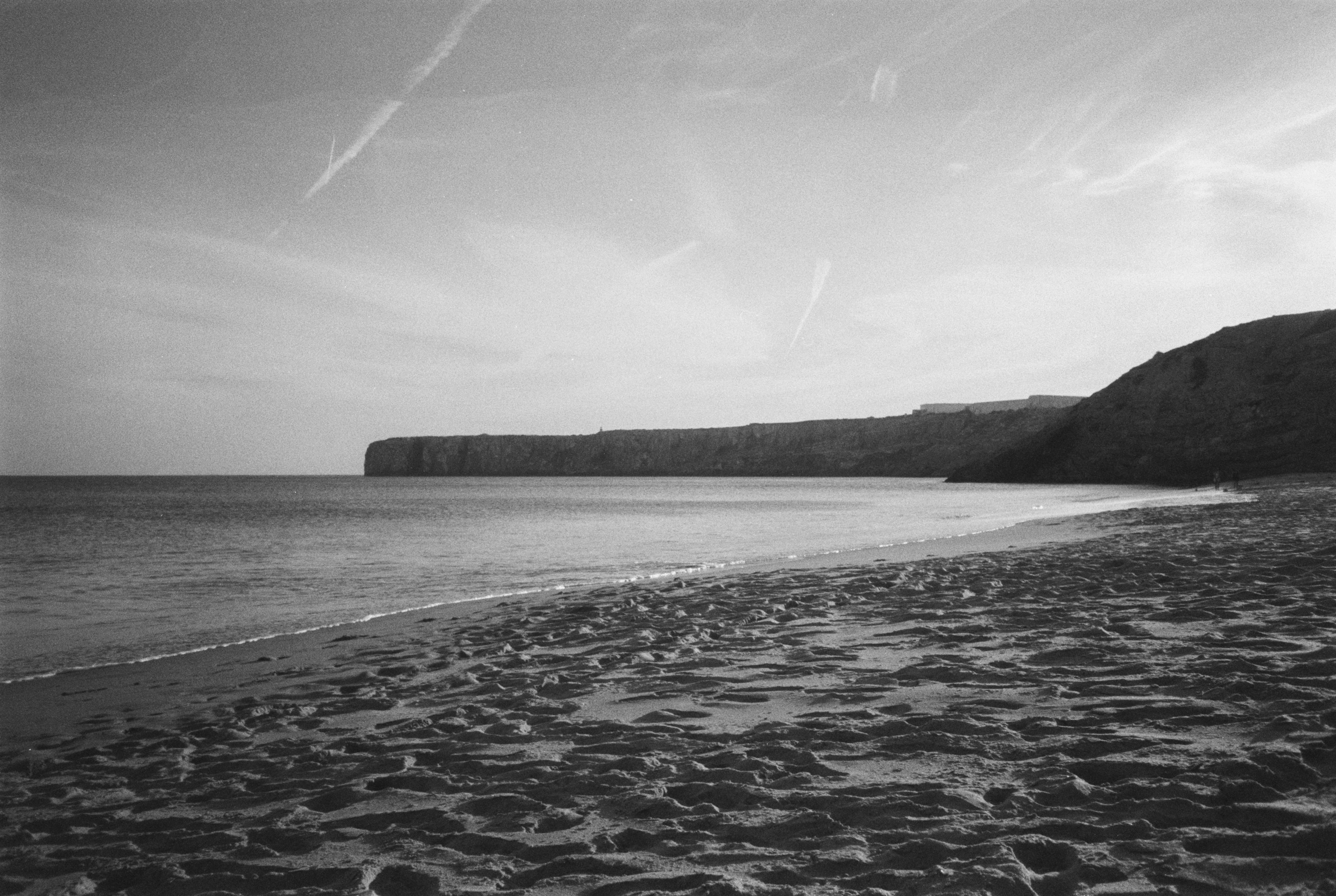 Black and white landscape picture of Marieta beach in Sagres looking to the sea