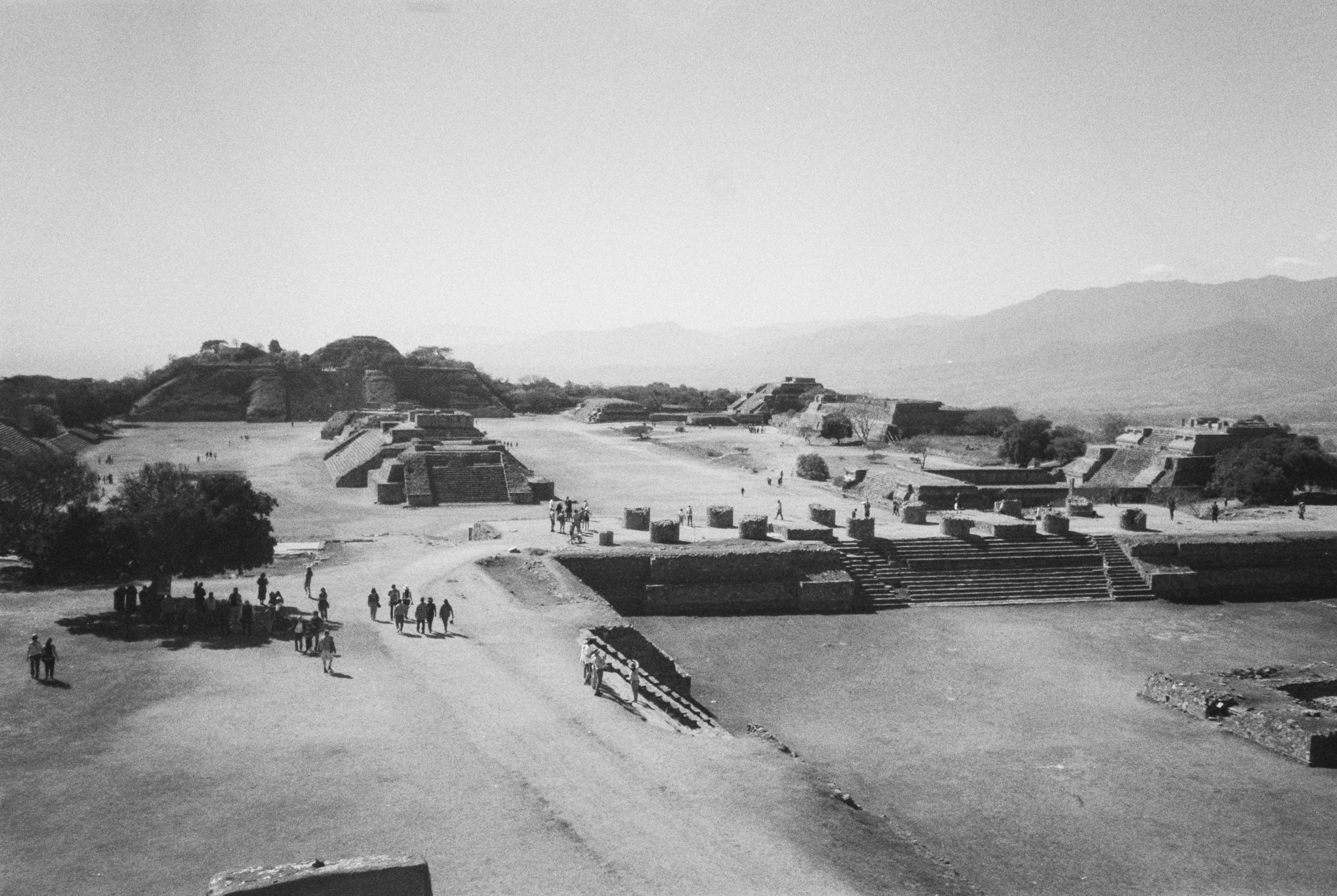 Black and white picture of Mayan ruins in Monte Albán